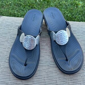 Crocs Womens 11 Sanrah Hammered Circle Wedge Sandals Black Silver Boho Gypsy EUC